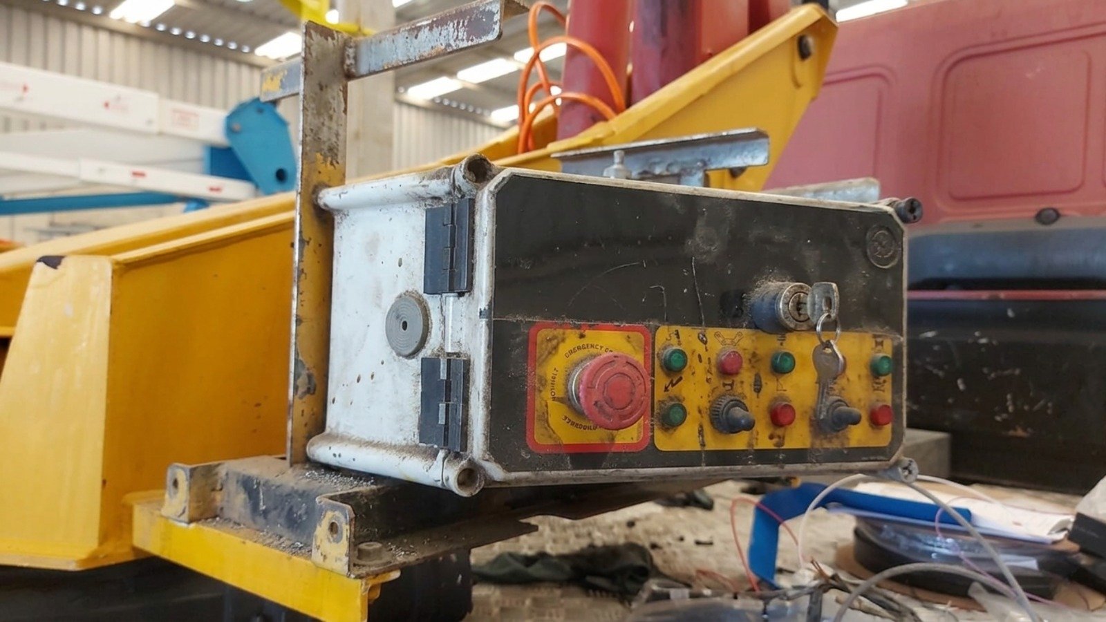 Painel de controle desgastado antes da revitalização